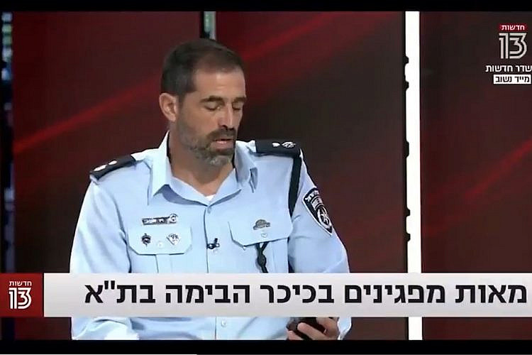 מפיצים את נגיף הפייק ניוז. סנ"צ זיו שגיב והווטסאפ שלו בחדשות 13 (צילום מסך)