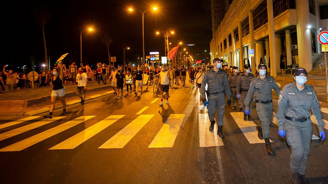לא, באמת, על מי היס"מניקים שומרים? צעדת מחאה בתל אביב, השבוע (צילום: אלכס אידלמן\שאטרסטוק)