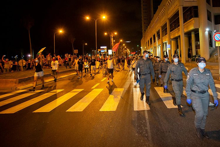 לא, באמת, על מי היס"מניקים שומרים? צעדת מחאה בתל אביב, השבוע (צילום: אלכס אידלמן\שאטרסטוק)