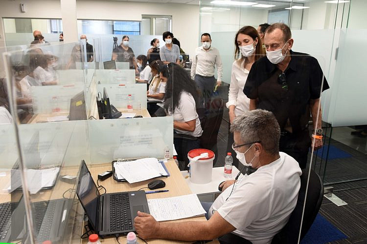 היו זמנים בסגר השני. רון חולדאי חונך את המרכז האפידמיולוגי העירוני (צילום: כפיר סיוון)