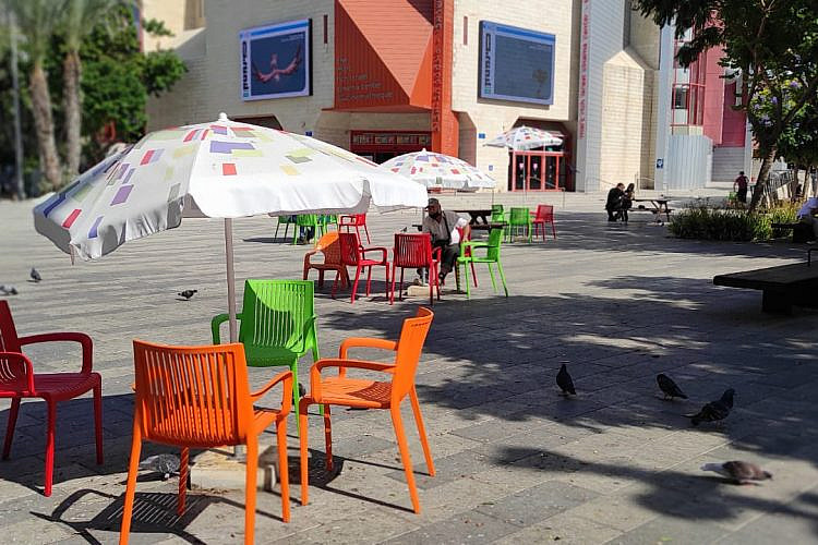 &quot;אספת בעצמך?&quot; זה ה&quot;ארזתם לבד?&quot; החדש. כיסאות לסועדים ברחבת הסינמטק (צילום: דוברות עיריית תל אביב-יפו)