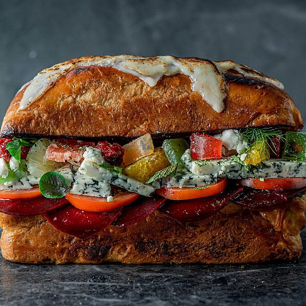 רחל בשדרה בשרונה מרקט (צילום: אסף קרלה)