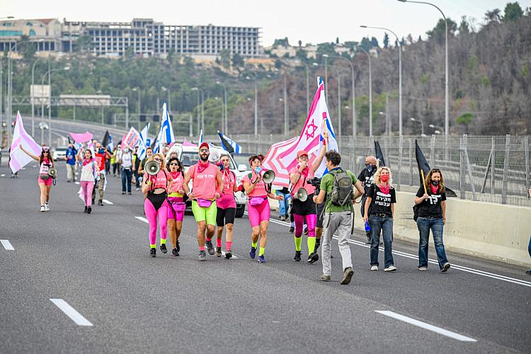 המחאה תהיה מה שהאנשים יחליטו שתהיה. צעדת הצוללות בשבת (צילום: בן כהן)