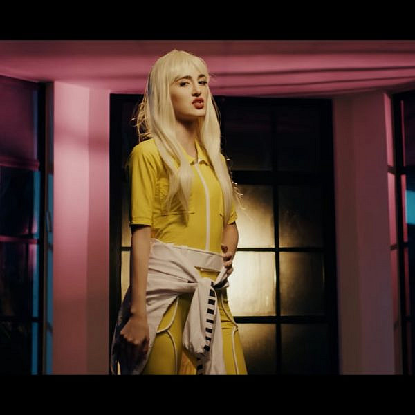 בגדי מעצבים ופאן פאן פאן. אלסי דול ב