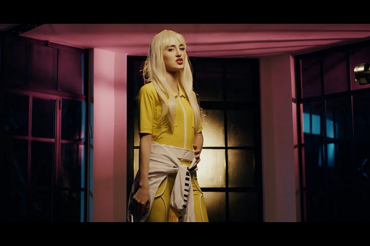 בגדי מעצבים ופאן פאן פאן. אלסי דול ב"פופ אפ רבולושן" (צילום מסך: מתוך הקליפ "ביי ביי")