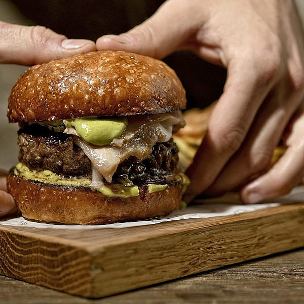 היש סקסי מזה? ההמבורגר של ברווזי (צילום: רן בירן)