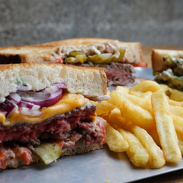 ההמבורגר החדש של שני. צילום: רוי גיא