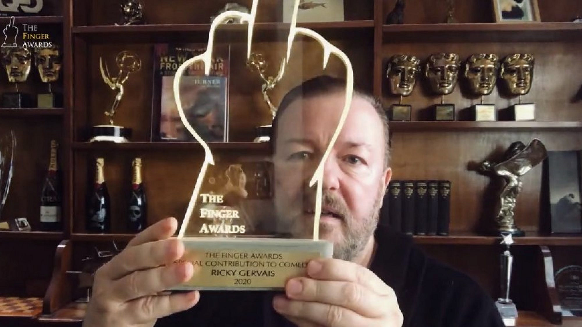 האיש והאצבע. ריקי ג'רוויס בנאום קבלת פרס הפינגר (צילום מסך: The Finger Awards)