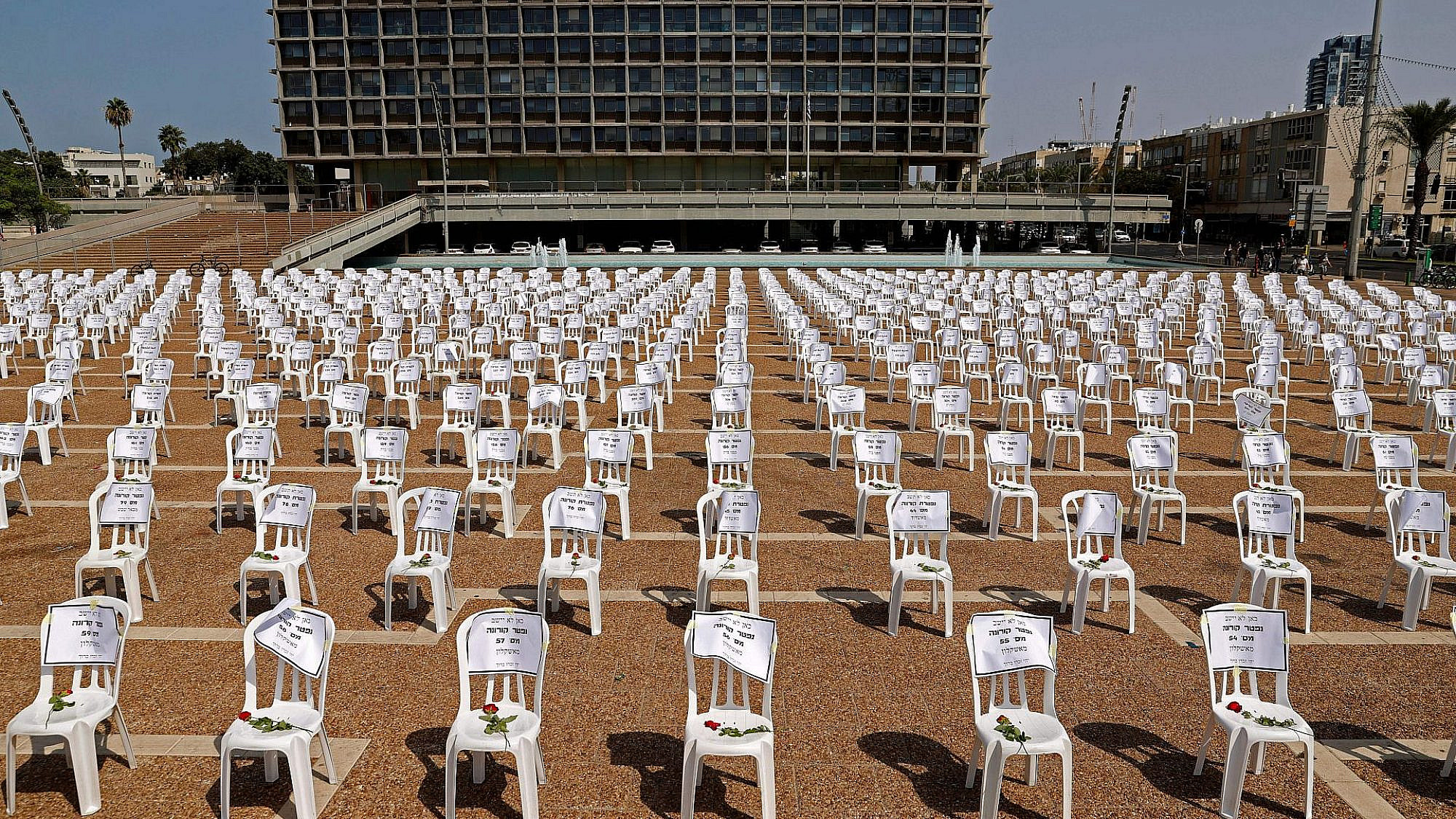 מיצב לזכר אלף ההרוגים הראשונים של מגפת הקורונה, ספטמבר 2020 (צילום: ג'ק גואז\גטי אימג'ס)