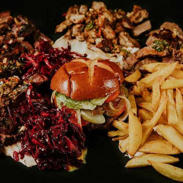 יום אחד בני, כל זה יהיה שלך. המשלוחים של עידו'ס (צילום: מתוך עמוד הפייסבוק Idos bbq&smoked meat)