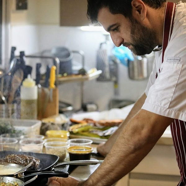 איך מפעילים את הכיריים האלה? תומר טל (צילום: שלומי יוסף)