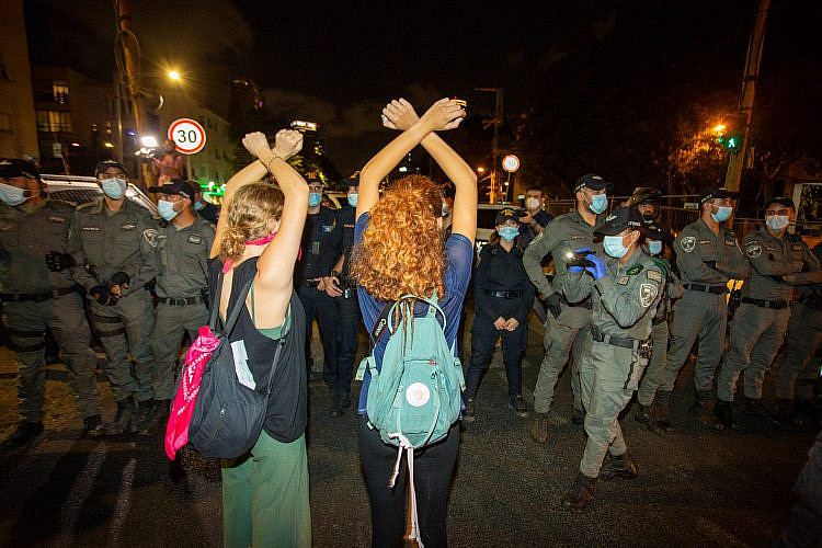 בדרך למהפכה עוצרים אותנו. שוטרים נגד אזרחים בהפגנה בתל אביב (צילום: שאטרסטוק)