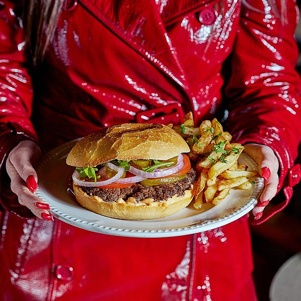 סקסי מאדרפאקר. המבורגר בנחמה וחצי (צילום: אפיק גבאי)