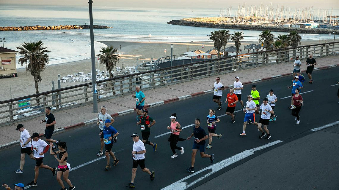 לא ממש יודעים לרוץ אבל יש לנו ים. מרתון תל אביב 2020 (צילום באדיבות כפיים אקטיב)