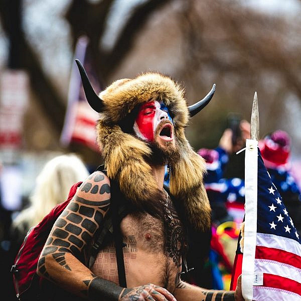 ואז, יום אחד, כל האידיוטים מהפיד קמים ועולים על הפרלמנט. ג'ייק אנג'לי בגבעת הקפיטול (צילום: ג'וני סילברקלאוד\ שאטרסטוק)