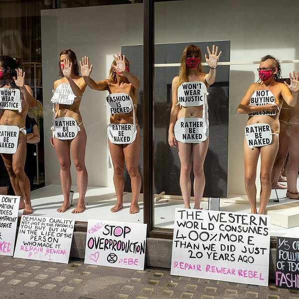 קיימות או נמות. מפגינים בלונדון נגד רשתות האופנה המהירה (צילום: פיטר דנץ'\גטי אימג'ס)