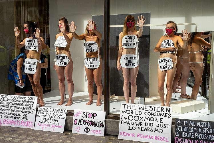 קיימות או נמות. מפגינים בלונדון נגד רשתות האופנה המהירה (צילום: פיטר דנץ'\גטי אימג'ס)