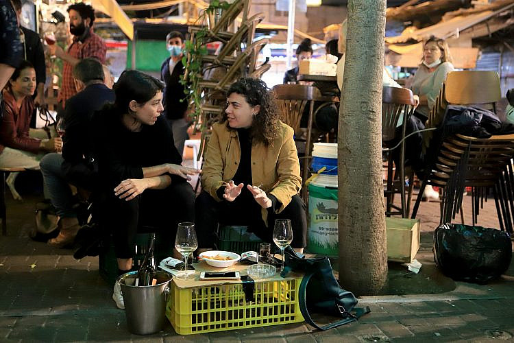פתרונות הזויים למדיניות הזויה. מסעדה בתל אביב, ינואר 2021 (צילום: דיוויד סילברמן\גטי אימג'ס)