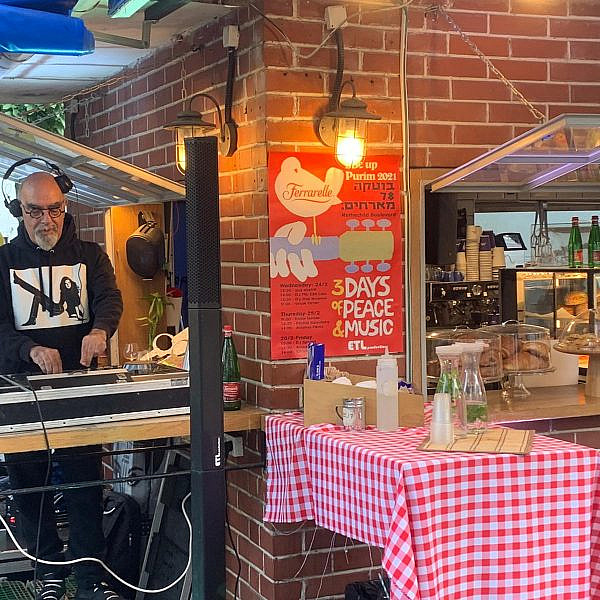 אהרוני נותן בראש, אתמול בבוטקה. צילום: אסף וייס