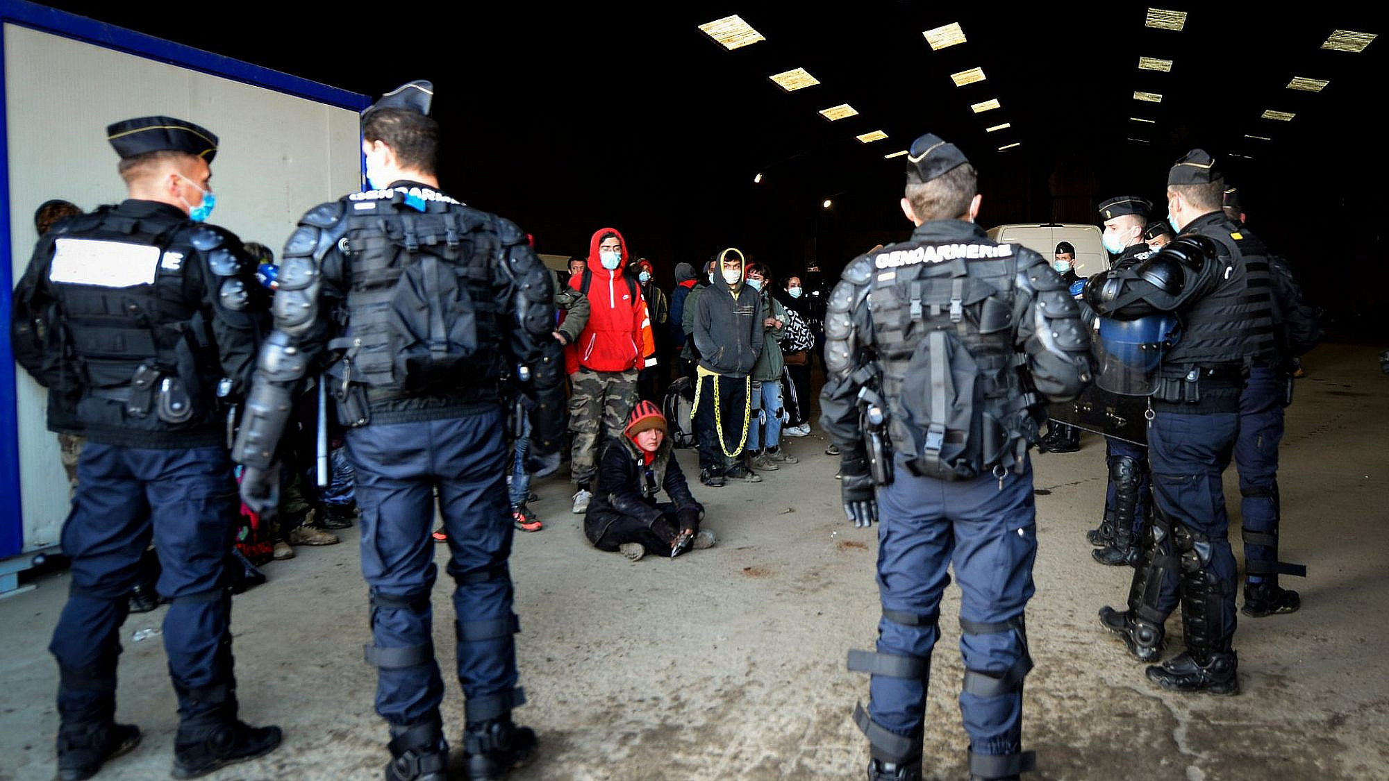 שוטרים פושטים על מסיבה לא חוקית בצרפת, ינואר 2021 (צילום: ז'אן פרנסואה מונייר\איי.אף.פי\גטי אימג'ס)