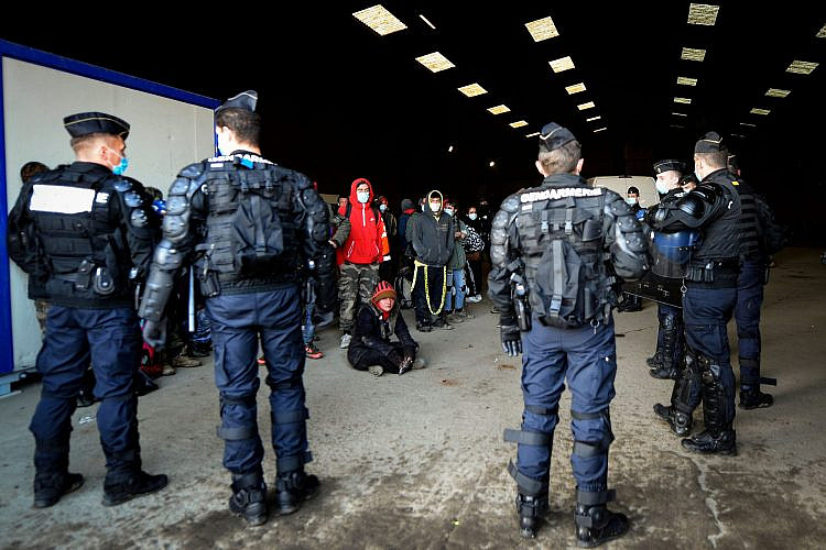 שוטרים פושטים על מסיבה לא חוקית בצרפת, ינואר 2021 (צילום: ז'אן פרנסואה מונייר\איי.אף.פי\גטי אימג'ס)