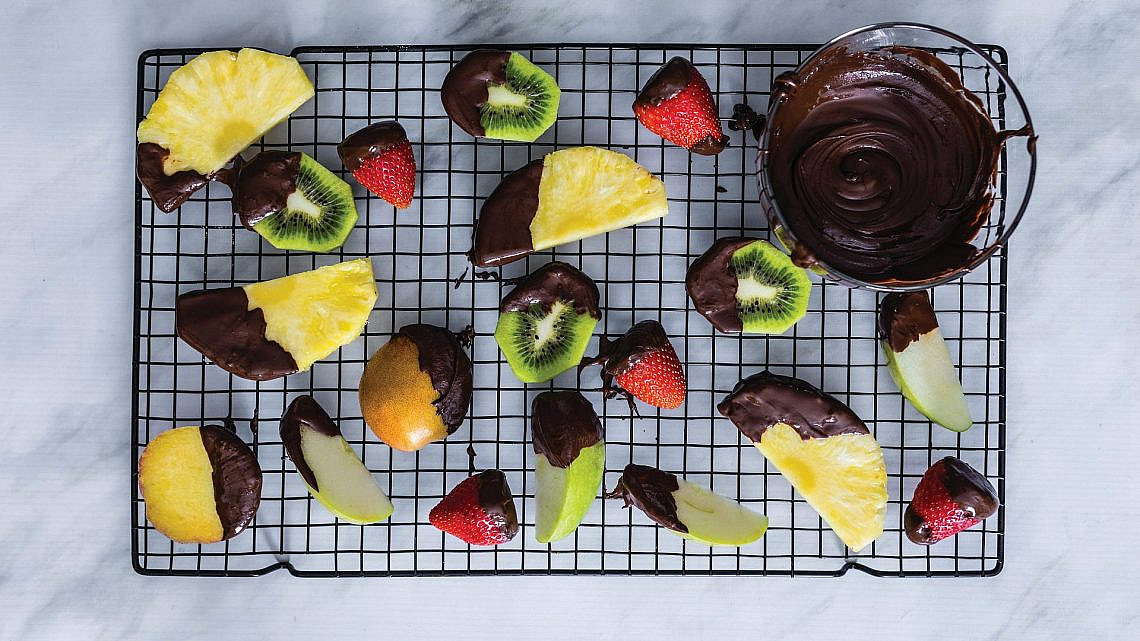 פירות מאושרים ומועשרים בשוקולד קנאביס (צילום: אסף רונן)