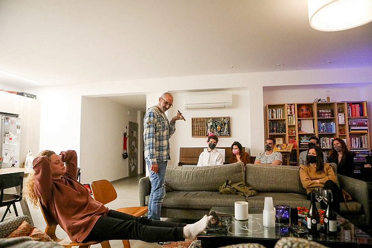 מתוך ההצגה "גרושים" של תיאטרון הקאמרי. צילום: שלומי יוסף