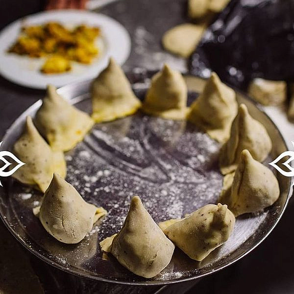 סמוסות מרהיבות בטנדורי. צילום: יח