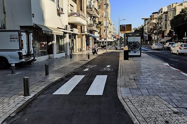 שביל אופניים בבן יהודה. התחלה טובה, אבל שבילים בלבד לא מספיקים. צילום: עיריית ת"א
