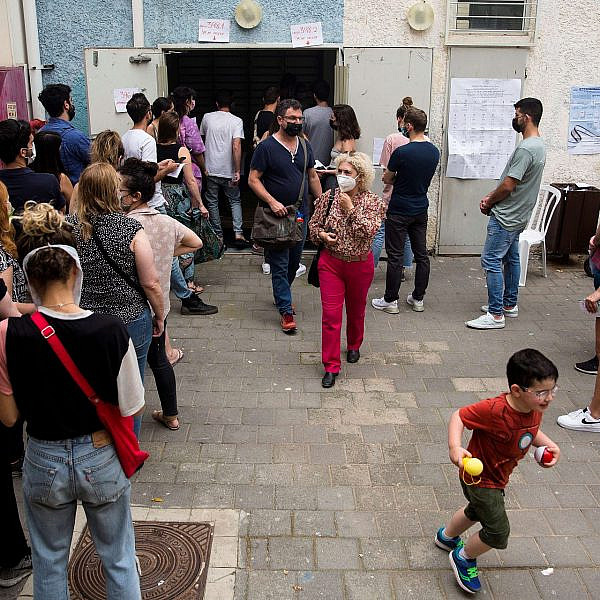 מצביעים בתל אביב, בשלישי. צילום: אמיר לוי // גטי