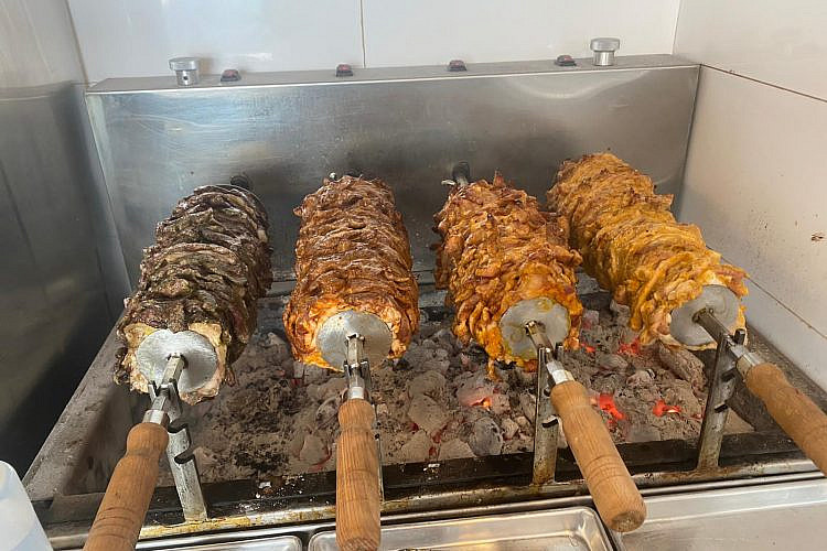 הפנטזיה המושלמת על "חור בקיר". ארבעת השיפודים של זאקו (צילום: יעל שטוקמן)