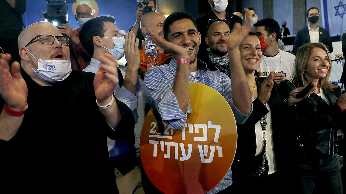 פעילי יש עתיד חוגגים, אתמול בתל אביב. צילום: גטי