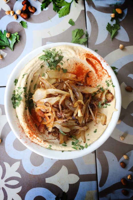 חומוס עם בצל מטוגן | צילום:מרכז החומוס האסלי