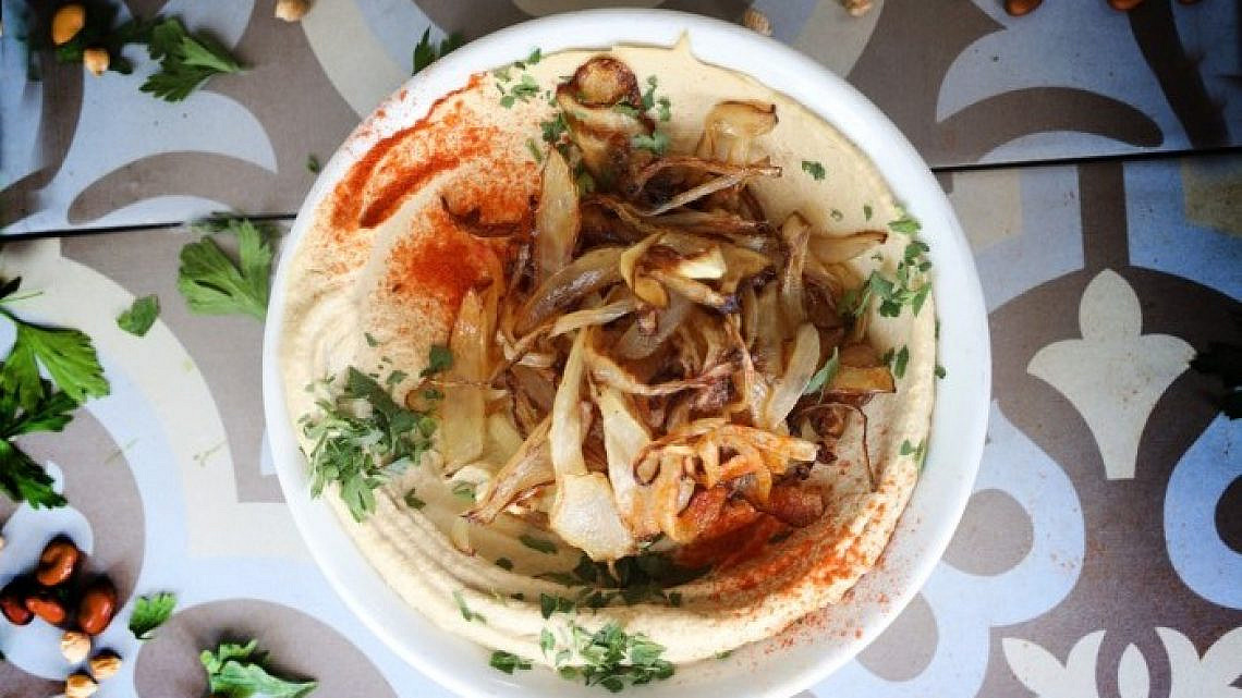 חומוס עם בצל מטוגן | צילום:מרכז החומוס האסלי