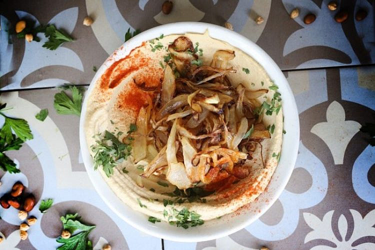 חומוס עם בצל מטוגן | צילום:מרכז החומוס האסלי