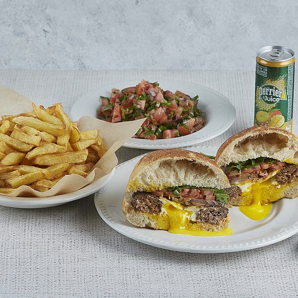 ארוחת המבורגר ביצה בקן. 300 (צילום: שי נייבורג)