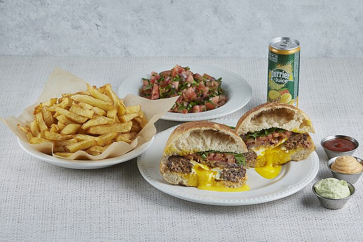 ארוחת המבורגר ביצה בקן. 300 (צילום: שי נייבורג)