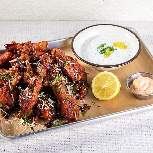 עזבו את ההמבורגר, אנחנו מוכנים למערכת יחסים עם הצ'יקן ווינגז האלה. 300 (צילום: יחסי ציבור)