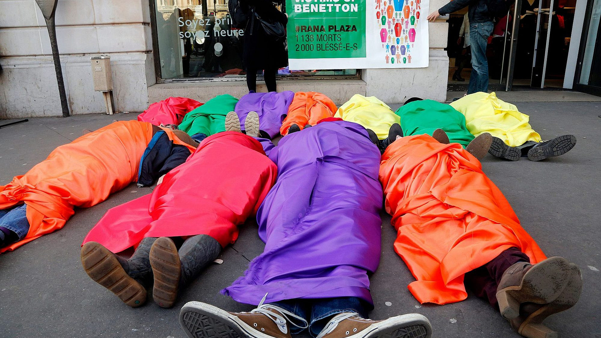 תעשיית האופנה הורגת את כולנו. הפגנה בפריז נגד בנטון בעקבות אסון "רנה פלאזה" (צילום: פרנסואה גיו\AFP\גטי אימג'ס)
