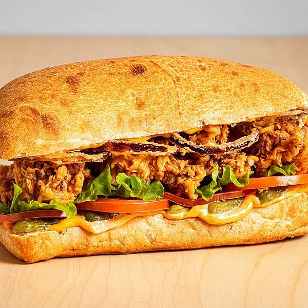 הסנדוויץ' הזה הוא התרופה לבלוז של יהודה הלוי. ניובי'ז דלי (צילום: יחסי ציבור)