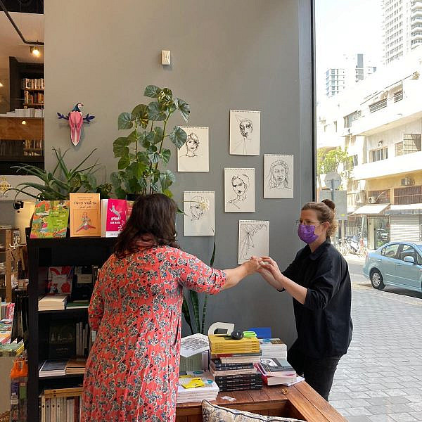 כיף בגן החשמל. האמנית אוסנת אלנטרה בחנות הספרים 