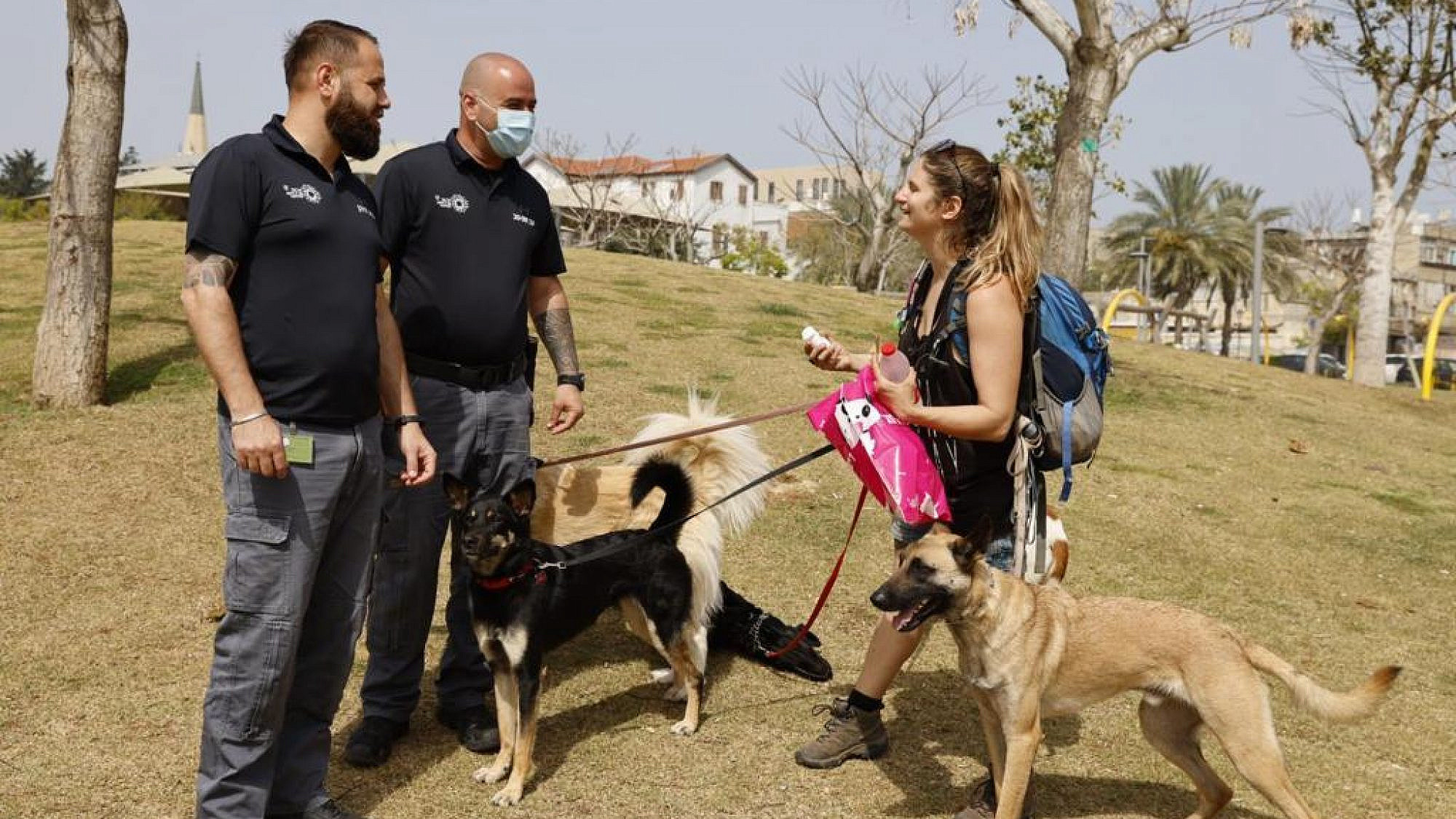 מתוך קמפיין עיריית תל אביב-יפו לעידוד איסוף קקי אחר כלבים. למצולמים אין קשר לכתבה (צילום: גיא יחיאלי)