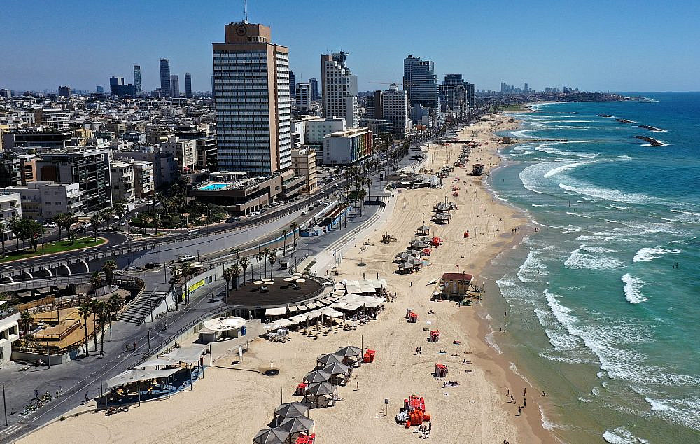 הליכות על החוף נותנות הכל. צילום: גיל כהן מגן \\ גטי אימג'ס