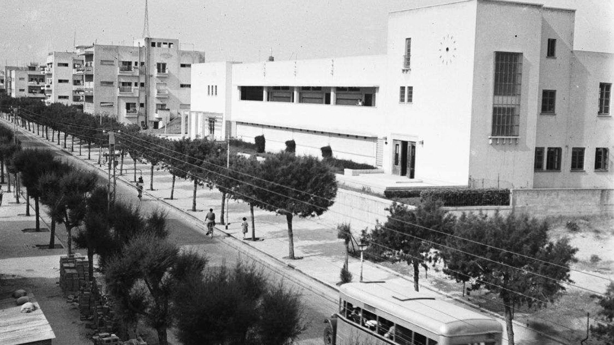 רחוב בן יהודה ב-1946. מחזירים עטרה ליושנה. צילום: זולטן קלוגר, ארכיון המדינה