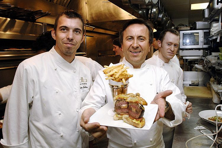שף דניאל בולו וההמבורגר שלו ב-DB ביסטרו מודרן הניו יורקית (צילום: סטן הונדה\AFP\גטי אימג'ס)