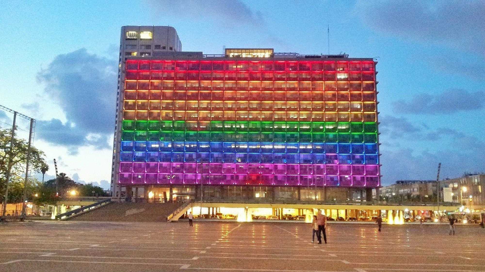 מי ישלוט במועצה, זאת השאלה. בניין העירייה מואר בצבעי הגאווה (צילום: יפעת מור)