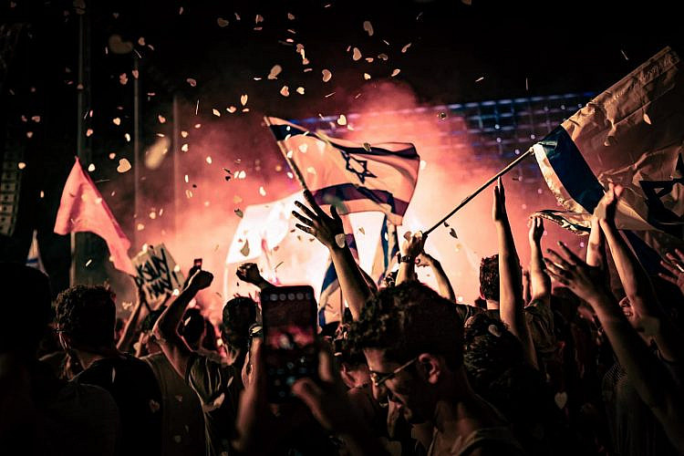 הר הגעש בוורוד התפרץ. חגיגות הניצחון בכיכר רבין (צילום: עידו רז)