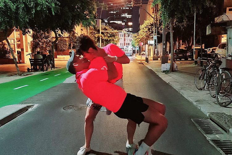 שאגו בחורות כי נגמר? (צילום: החזית הוורודה)