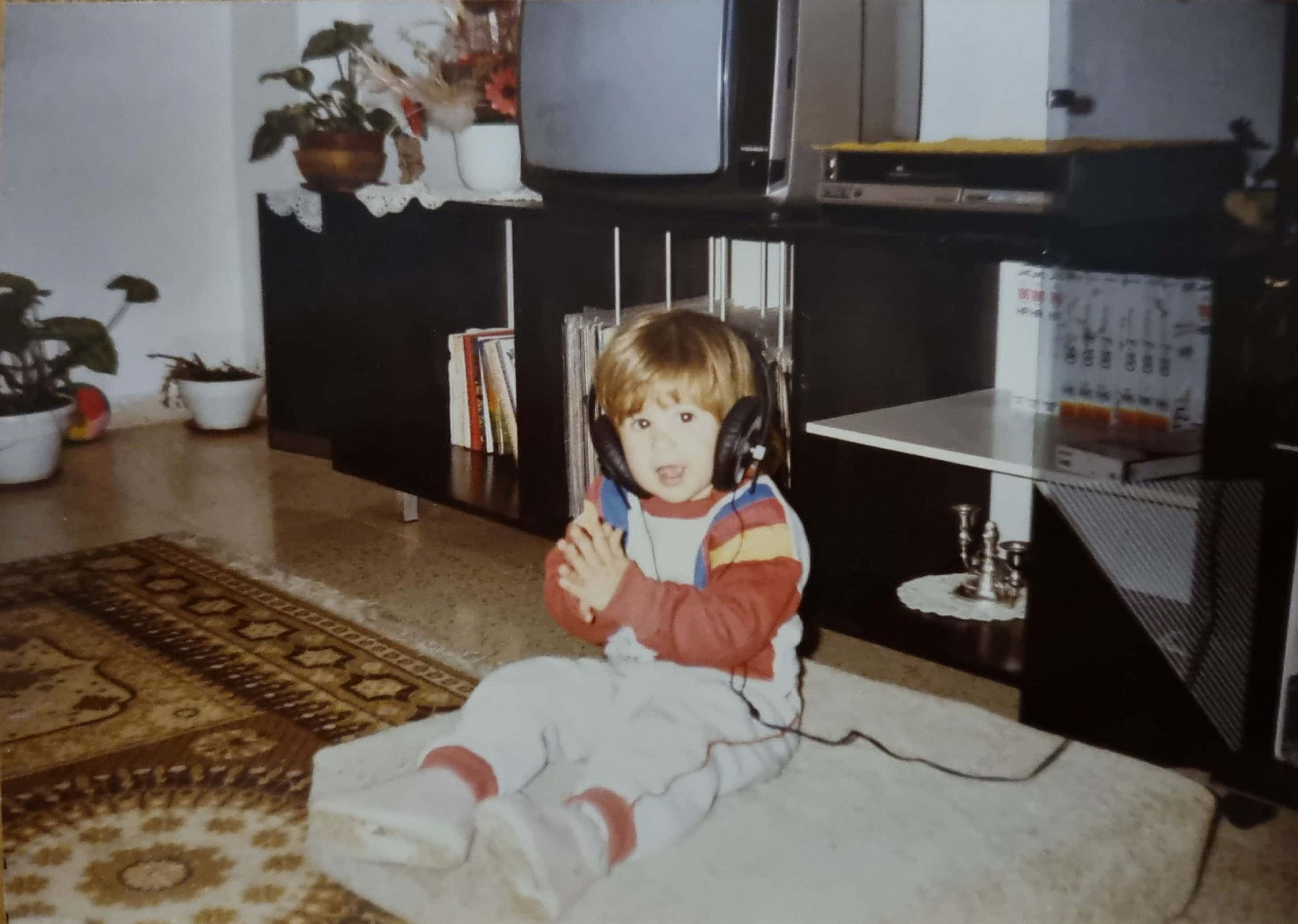 בורחת אל המוזיקה. שני מאיו בילדותה (צילום: אוסף פרטי) בורחת אל המוזיקה. שני מאיו בילדותה (צילום: אוסף פרטי)