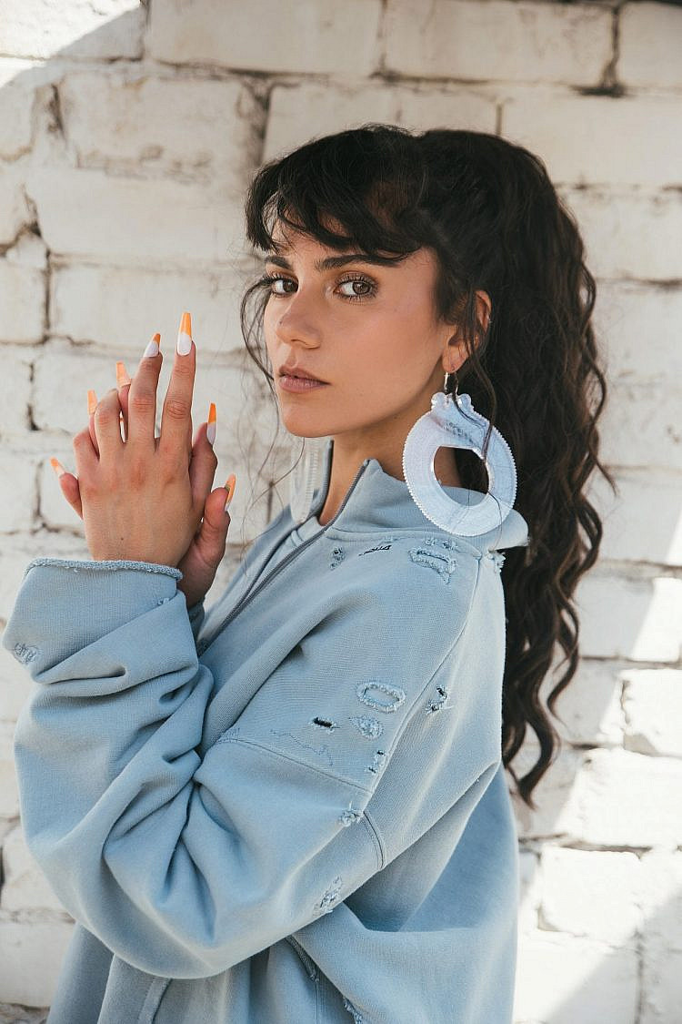 יסמין מועלם. היא כבר מזמן בפנים. צילום: רותם לבל